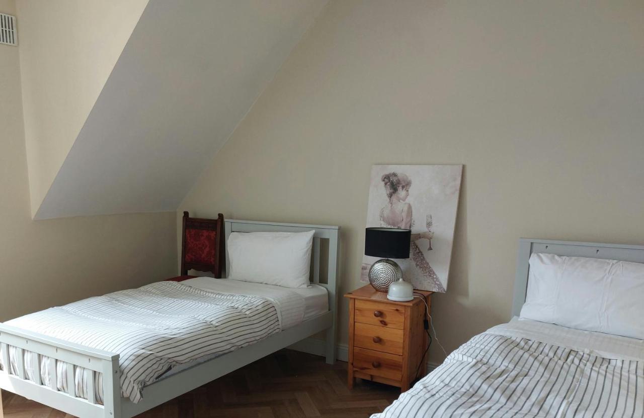 Cathedral Court Apartment Ennis Bagian luar foto