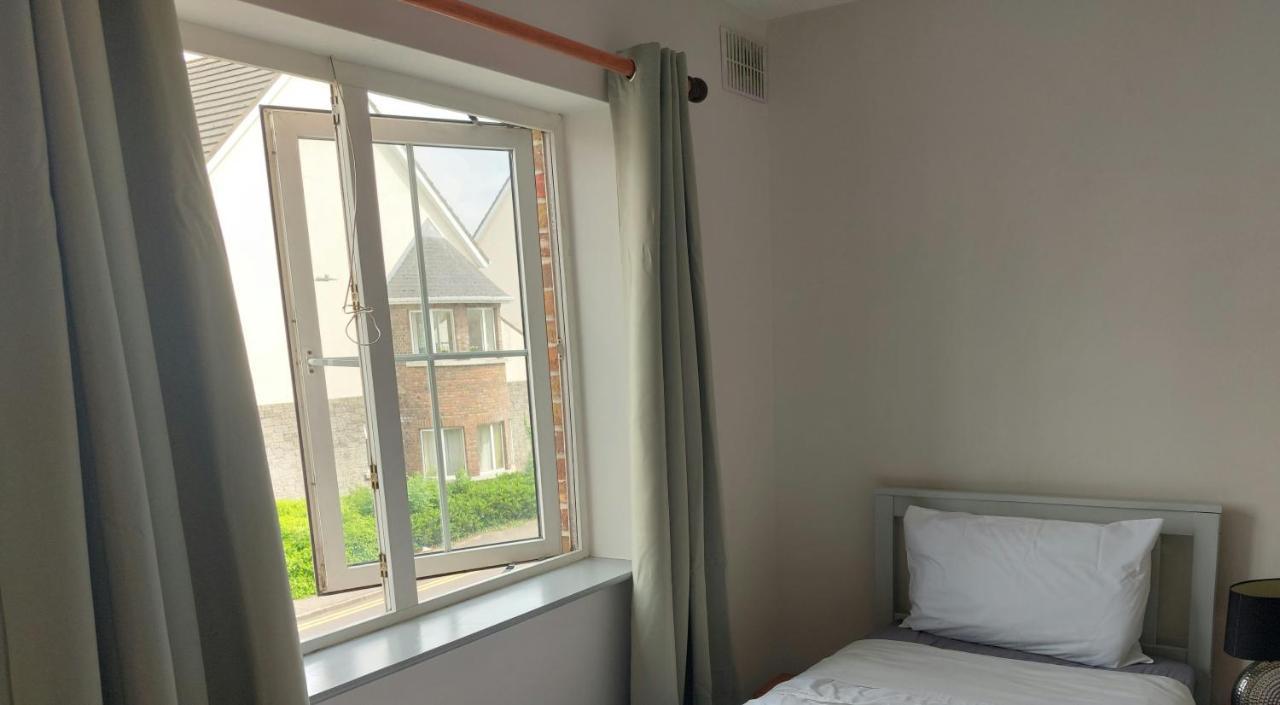 Cathedral Court Apartment Ennis Bagian luar foto