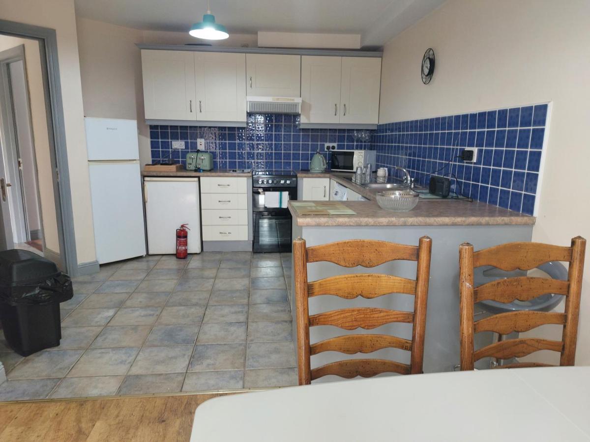 Cathedral Court Apartment Ennis Bagian luar foto