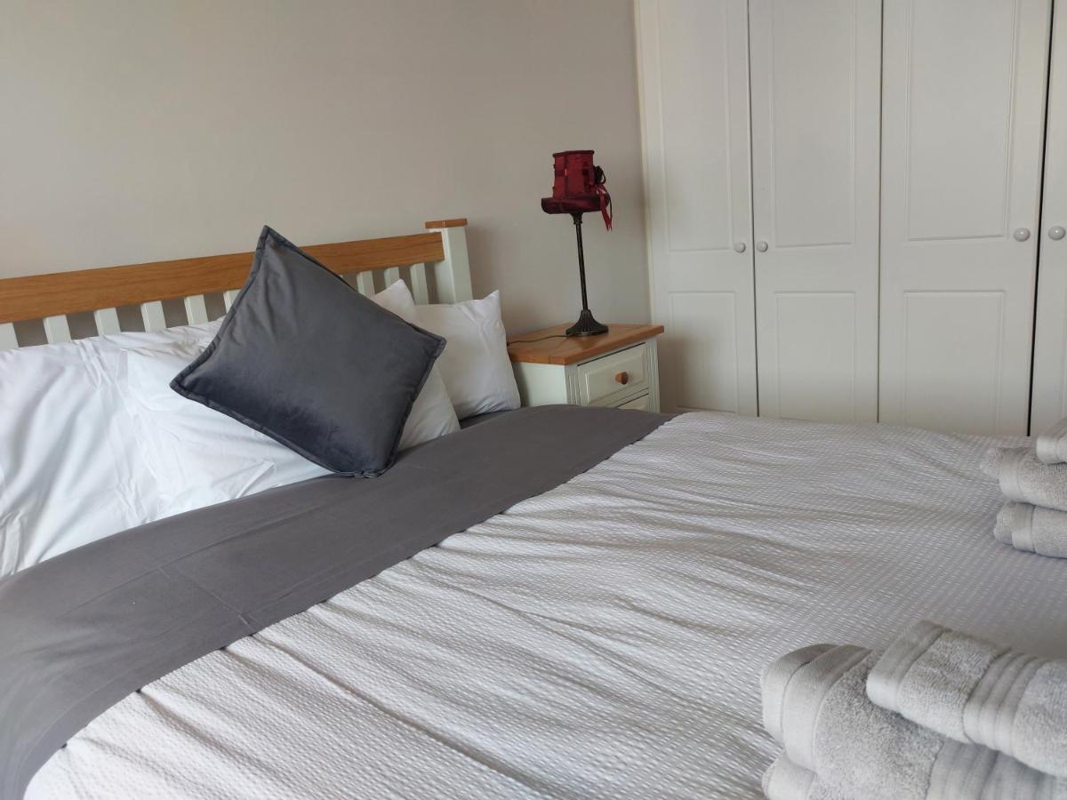 Cathedral Court Apartment Ennis Bagian luar foto